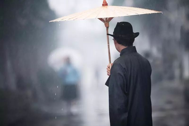 《雨巷》是戴望舒的代表作,  诗人那个"结着愁怨的丁香姑娘"成为 几乎