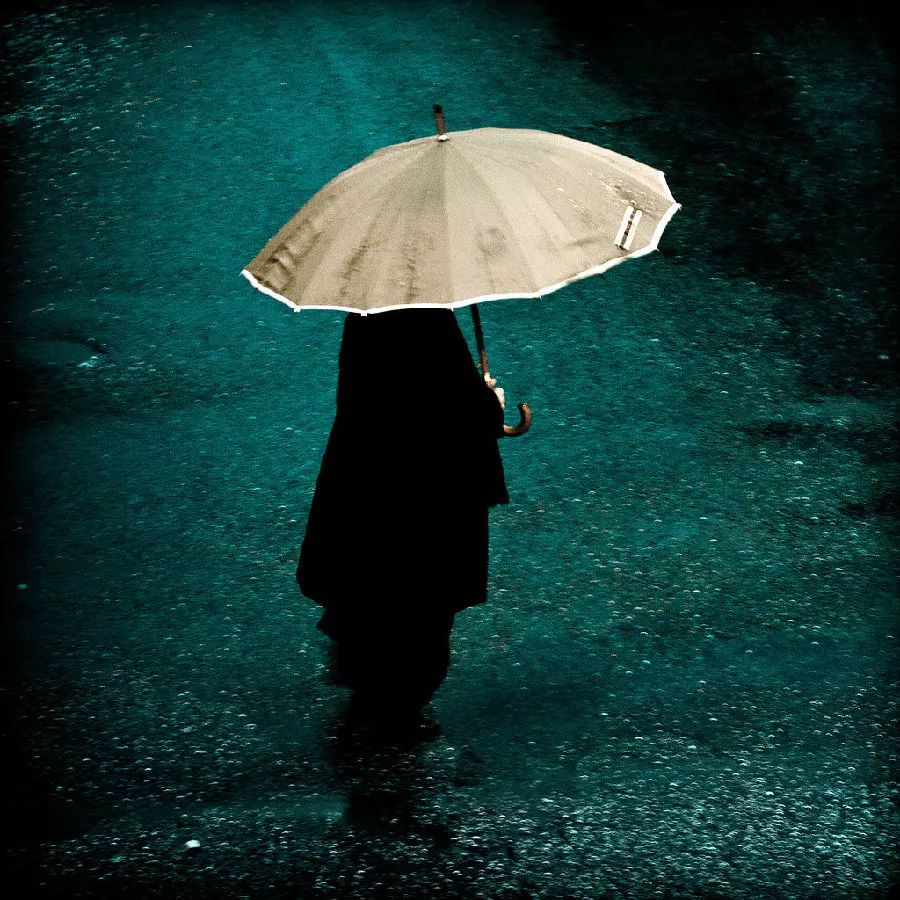 整个城市在下雨,而我在想你