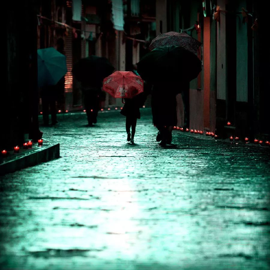 整个城市在下雨,而我在想你
